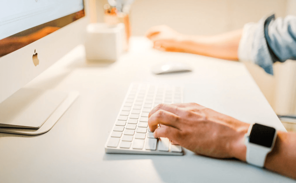 Blogger surfing the internet to find good link building partnerships.