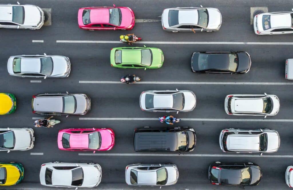 Colorful cars in heavy traffic signifying how good keywords can generate more organic traffic. Learn more about conversion rate optimization for your blog.