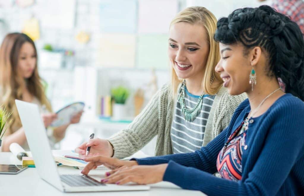 Blogging Ladies partnering up to build backlinks on website