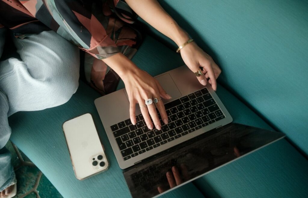 Lady using a backlink checker on Laptop to get links to blog.